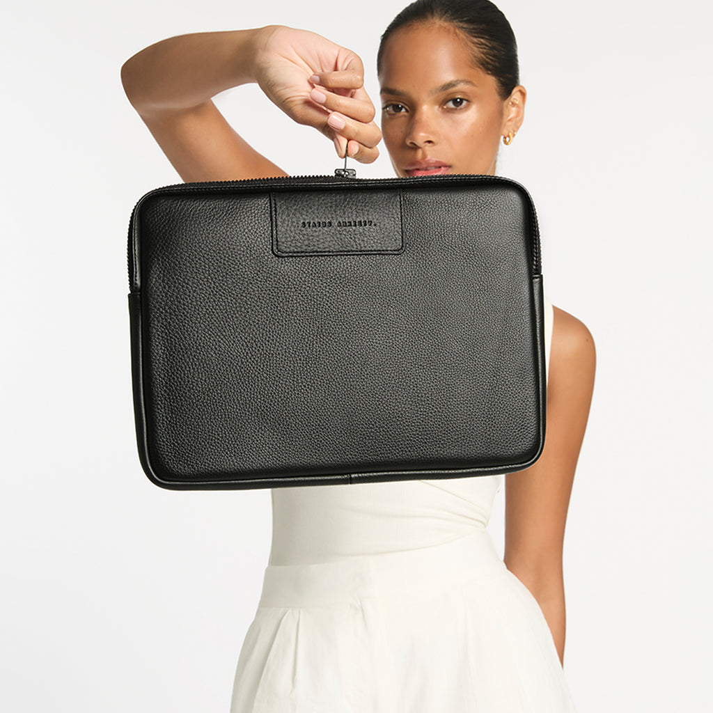 【美品】 Status Anxiety（本革 PCケース 13インチ] ブラック Before I Leave Black Laptop Case | Status Anxiety®
