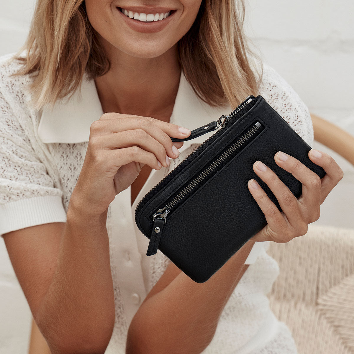 【美品】 Status Anxiety（本革 PCケース 13インチ] ブラック Smoke and Mirrors Black Leather Pouch | Status Anxiety® Official